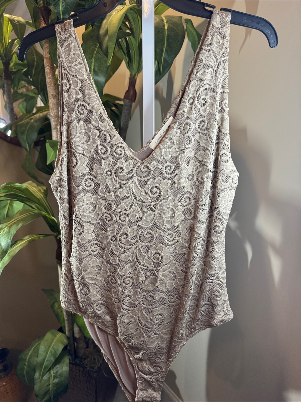 Lace V-Neck Sleeveless Bodysuit - Beige size M.